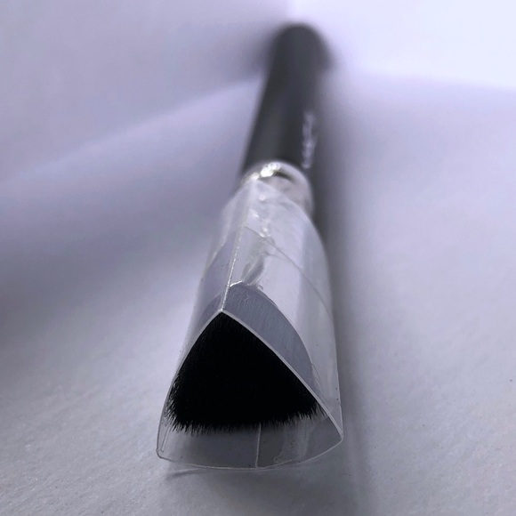 106 synthetic triangular concealer brush